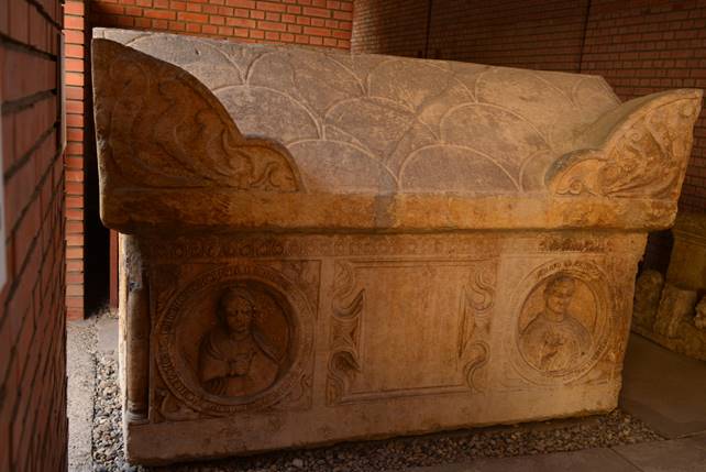 An old stone building

Description generated with high confidence